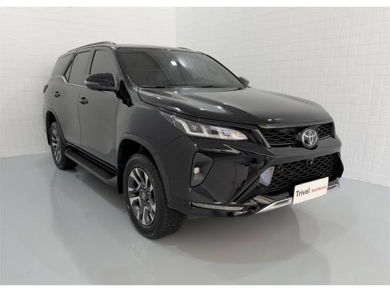 TOYOTA HILUX SW4 2.8 D-4D TURBO DIESEL DIAMOND 7L 4X4 AUTOMÁTICO